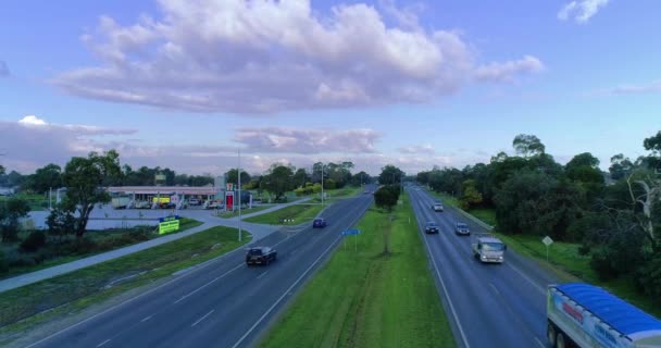 Drone Shotted Cinematic Footage Numerous Vehicles Travelling Road Lush Vegetation — Stock Video