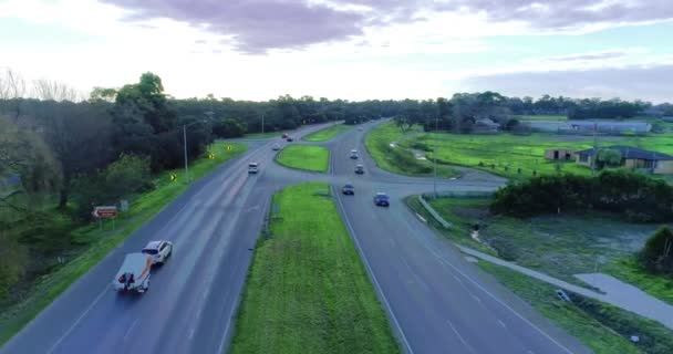 Drone Captures Cinematic Video Multiple Cars Driving Lush Green Highway — Vídeos de Stock