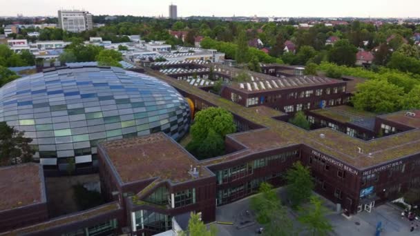 Lettering Freie Universitt Berlin Glass Dome Library Solar Systemamazing Aerial — ストック動画