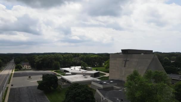 Descending Brutalist Church Saint Francis Muskegon — Stockvideo