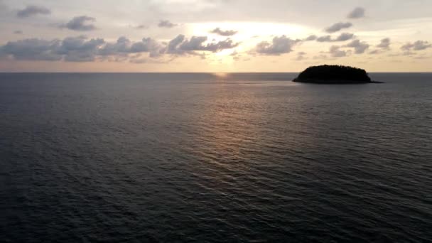 Aerial Flying Calm Sea Golden Sunset Silhouette Island Background Dolly — Wideo stockowe