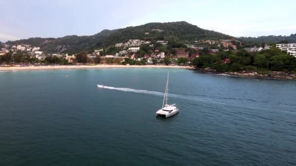Aerial Flying White Yacht Parasailer Going Kata Beach Phuket Dolly — Stockvideo