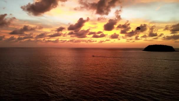 Aerial View Parasailer Being Pulled Boat Golden Orange Sunset Skies — Stockvideo