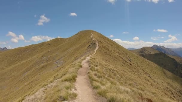 Pov Crossing Exposed Alpine Ridge Trail Distant Mountains Fiordland Kepler — Vídeo de Stock