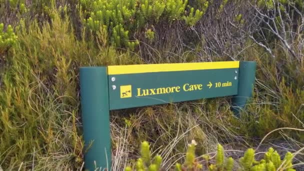 Slider Luxmore Caves Sign Kepler Track Side Tour New Zealand — стокове відео
