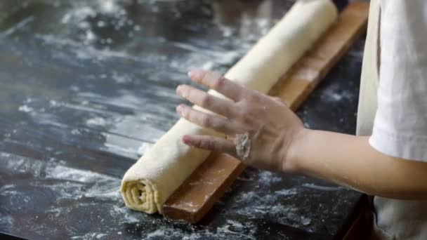Cinnamon Dough Roll Measured Cut Size Bakers Blade Stainless Steel — Vídeos de Stock