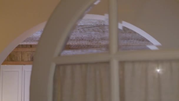 Войдя Деревенский Дом Округлой Двери Деревянной Крышей Опоры Балки Юге — стоковое видео