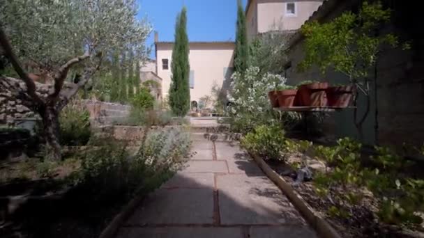 Pathway Rustic Mediterranean Villa Southern France Dolly Out Shot — Stok video