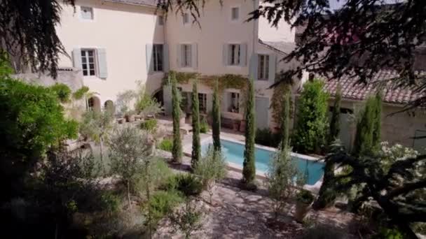 Garden Pool Area Rustic Mediterranean Villa Southern France Aerial Dolly — Vídeo de stock