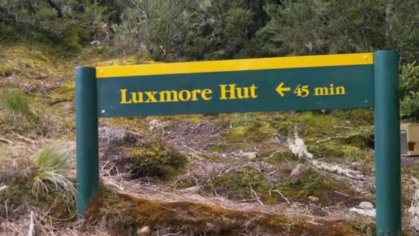 Slider Luxmore Hut Information Sign Kepler Track New Zealand — ストック動画