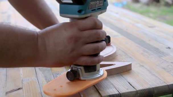 Cutting Edges Wooden Cutting Board Handheld Router — ストック動画