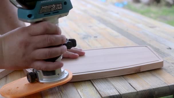 Cutting Edges Wooden Cutting Board Handheld Router — Stockvideo