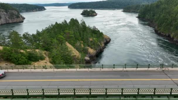 Drone Shot Pulling Away Cars Driving Deception Pass Steel Bridge — 비디오