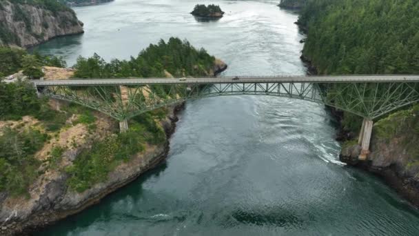 Wide Aerial Shot Deception Pass Bridge Fidalgo Island — Vídeos de Stock