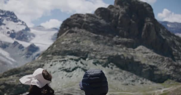 Asian Travelers Sitting Conversation Matterhorn Mountain Range Switzerland — 비디오
