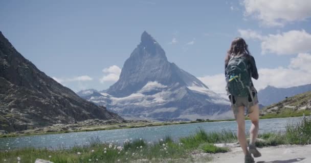 Teenager Walking Lake Record Surrounding Mountainside Landscape Phone Matterhorn Switzerland — 비디오