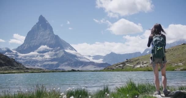 Teenager Recording Surrounding Mountainside Landscape Phone Large Lake Bottom Matterhorn — Video