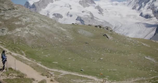 Asian Travelers Hill Looking Massive Mountaintops Matterhorn Switzerland — Stockvideo