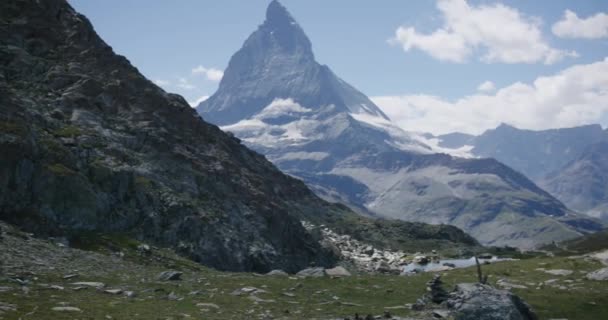 People Walking Mountainside Landscape Surrounding Matterhorn Switzerland — 图库视频影像