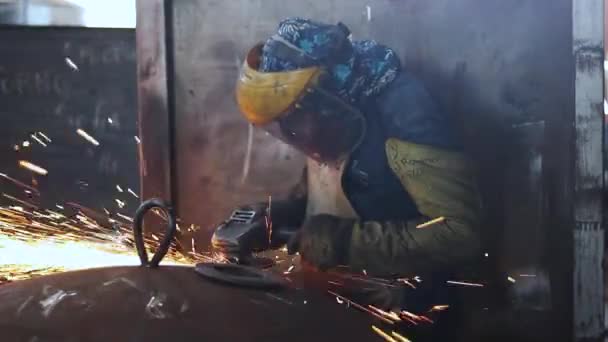 Worker Polishing Boiler Cover Medium Plane — 图库视频影像