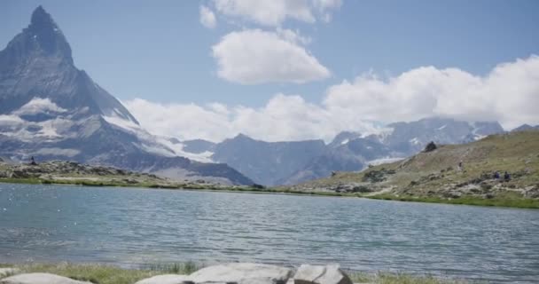 Travelers Walking Surrounding Mountainside Landscape Large Lake Bottom Matterhorn Switzerland — Stock video