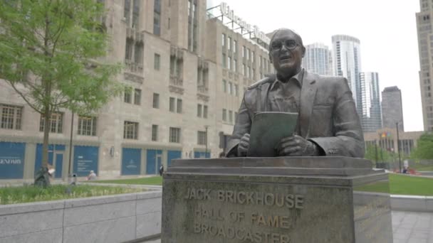 Chicago Usa Jack Brickhouse Hall Fame Broadcaster Sculpture Close — Stockvideo