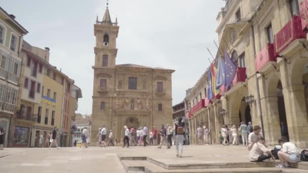 Статический Снимок Многих Людей Гуляющих Ратушной Площади Овиедо Астурия — стоковое видео