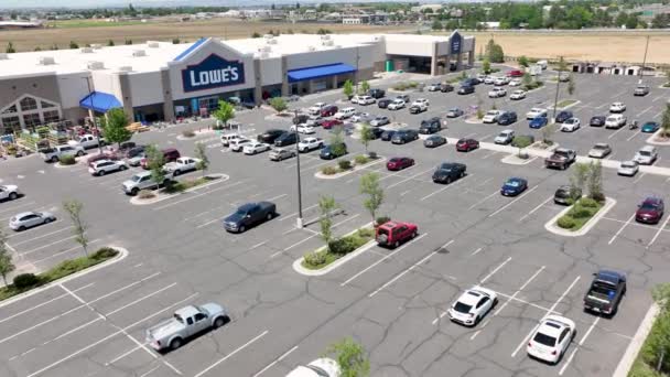 Aerial Shot Busy Lowe Parking Lot — Vídeo de stock