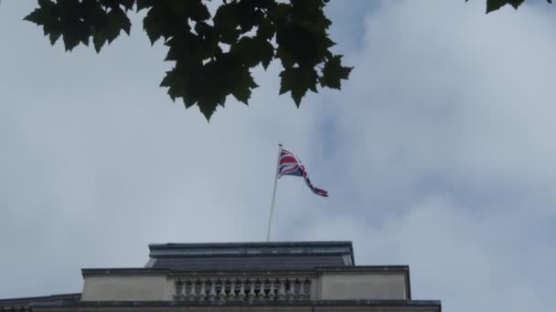 Μεγάλη Βρετανική Σημαία Που Κυματίζει Στον Άνεμο Πάνω Από Κυβερνητικό — Αρχείο Βίντεο