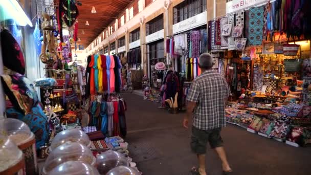 Tourist Walking Souvenir Clothes Shop Street Nicosia Slow Motion Pan — Stok video