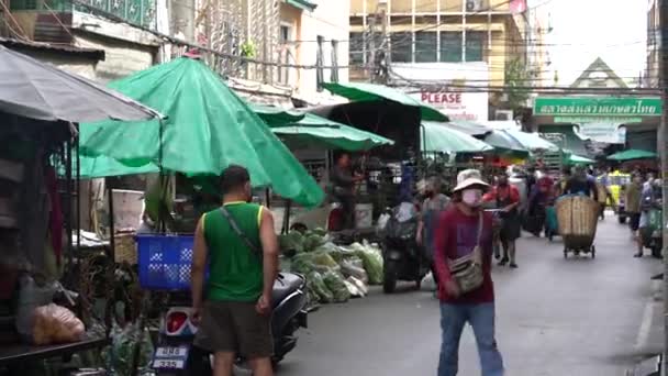 Man Cycling Street Full Vegetables Fruits Stall Bangkok People Wearing — Vídeos de Stock