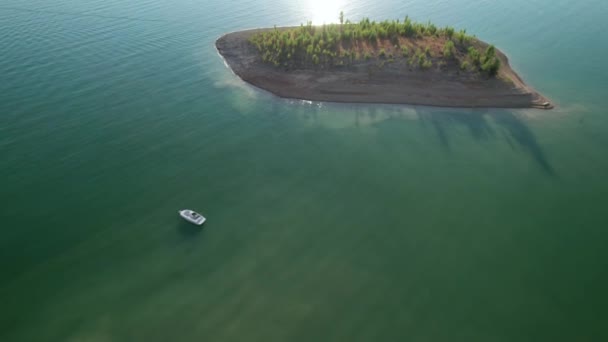 Small Motorboat Floating Island Large Water Reservoir Sunset Aerial View — 비디오