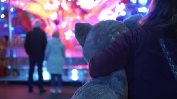 Woman Holding Big Plushie Animal Fun Fair Loads Flashing Lights — Vídeo de Stock