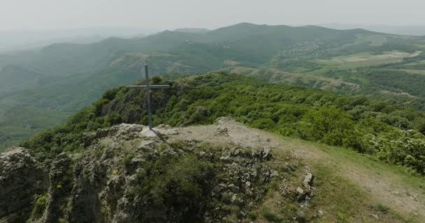 Dreamy Scenery Christian Cross Top Wild Forested Hills Nearby Kojori — Stock videók