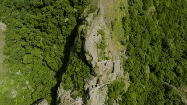 Хребет Зеленого Покрытого Лесом Холма Крепость Азеула Вершине — стоковое видео