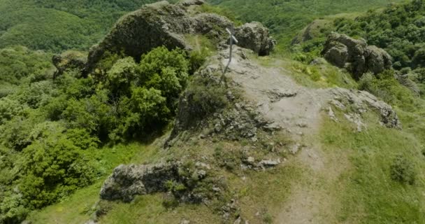 Simple Christian Cross Rocky Hill Surrounded Thick Green Bushes — Vídeos de Stock