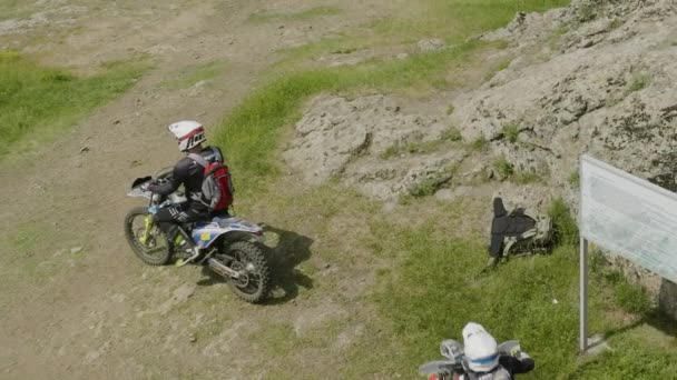 Two Motorcycles Beggining Race Together Wild Georgian Terrain — Vídeos de Stock