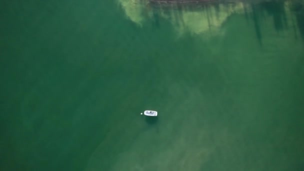 Drone Ascending Revealing Little Speedboat Still Close Little Island Turquoise — Video Stock