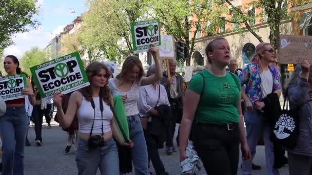 Angry Protesters March Climate Rally Girl Screams Camera — Vídeos de Stock