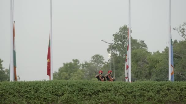 Στρατιώτες Που Παίζουν Τρομπέτα Ενώ Κατεβάζουν Τις Σημαίες Στο Μνημείο — Αρχείο Βίντεο