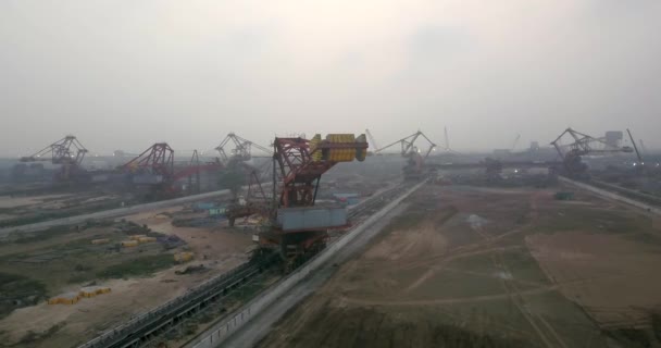 Paradip Port Coal Handling Terminal Stacker Reclaimer Equipment Drone Shot — Vídeo de Stock