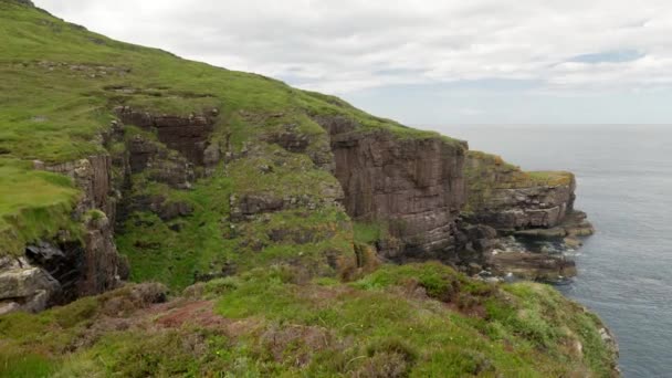 Slow Panning Shot Looking Out Vast Atlantic Ocean Rocky Bay — Stok video