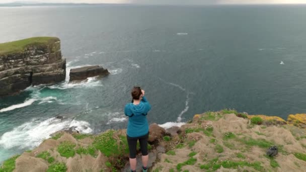 Female Seabird Ecologist Counts Seabirds Using Binoculars Steep Sea Cliffs — Stok video