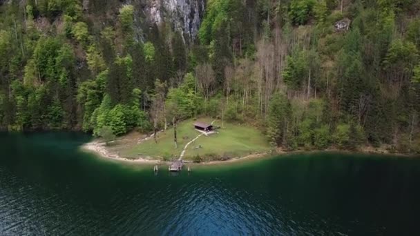 Cabin Alpine Lake Drone Aerial View — 图库视频影像