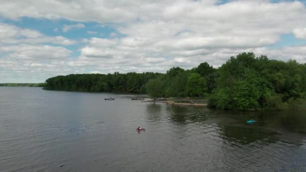 Aerial Drone Shot Tourists Kayaking Lake Park Cloudy Day — Video