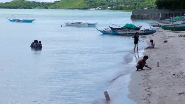 Kids Family Having Fun Beach Daanbantayan Cebu Island Philippines Wide — Vídeo de Stock