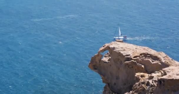 People Sailboat Alone Mediterranean Ocean Rocky Cliffside Santorini Islands Greece — Vídeo de Stock