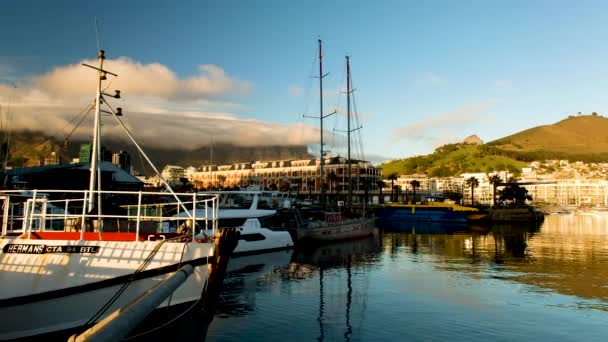 Båtar Förtöjda Kapstadens Hamn Utsikt Över Molntäckta Table Mountain — Stockvideo