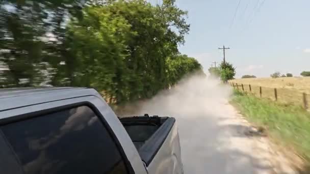 Pickup Truck Driving Dusty Dirt Road Rural Texas Farmland — Vídeo de Stock
