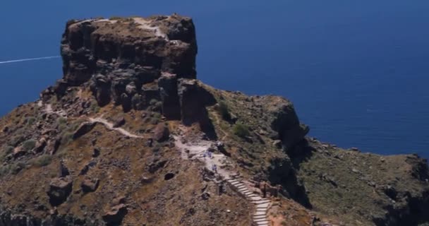 Large Rock Oia White Buildings Distant Cliff Santorini Island Greece — Vídeo de stock